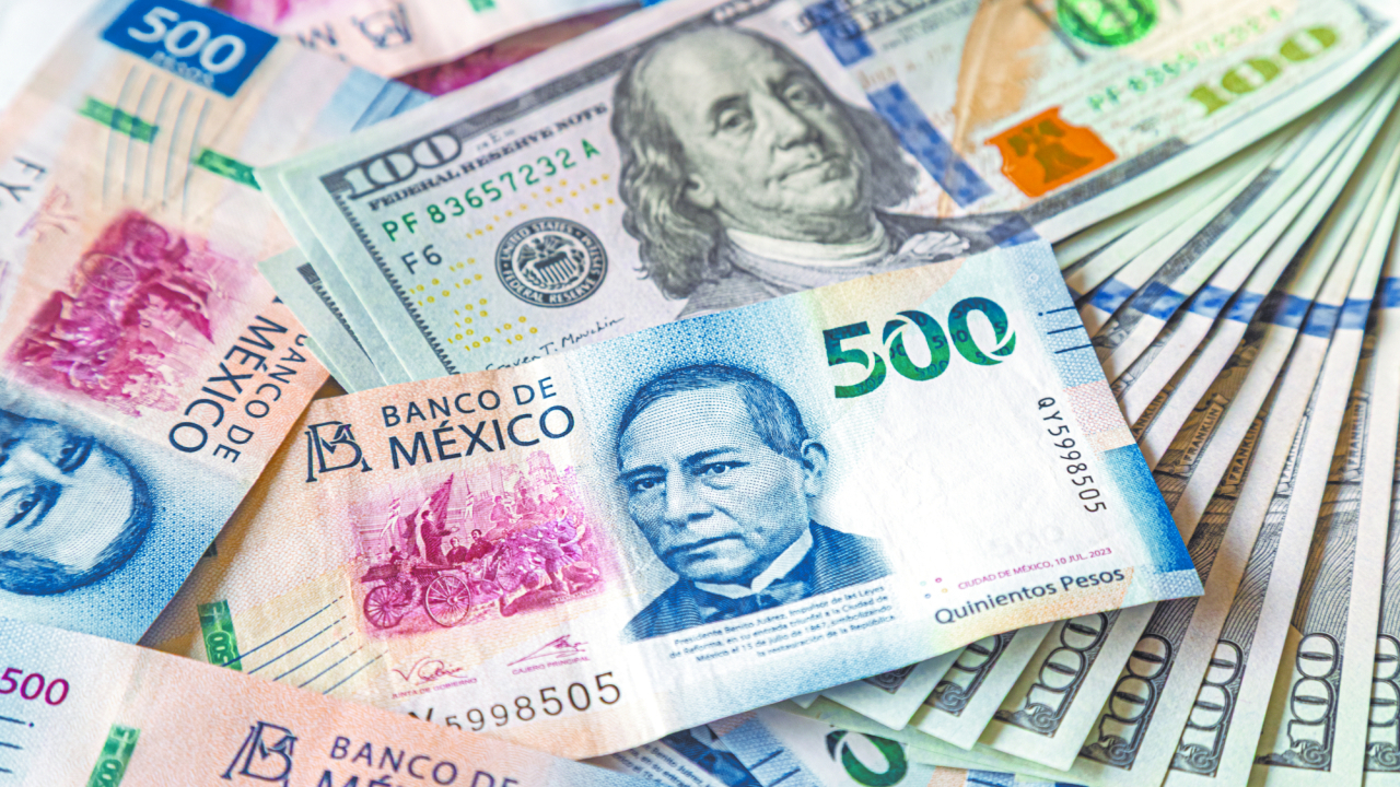 El peso gana terreno frente al dólar por tercera jornada consecutiva