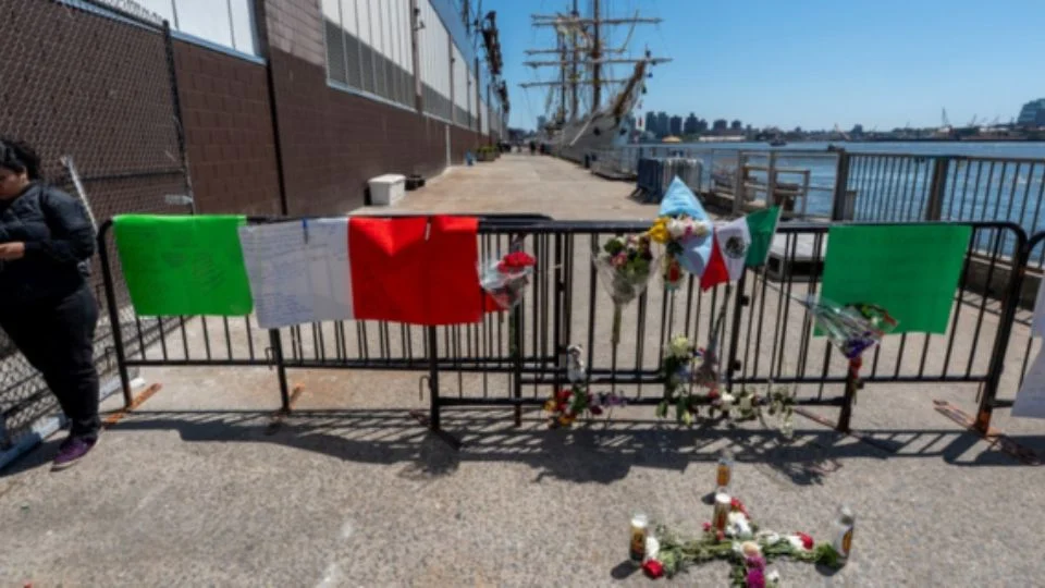 Crece altar frente al Buque Cuauhtémoc tras accidente en Nueva York