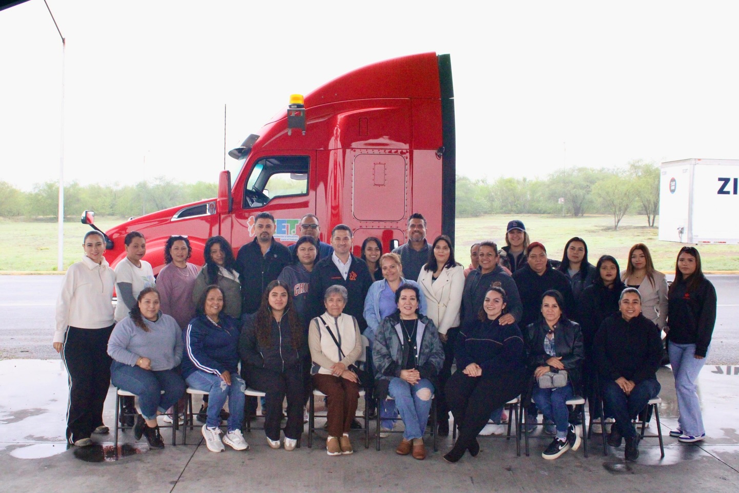Luis Cavazos organizó curso de manejo de tráiler para mujeres de Allende